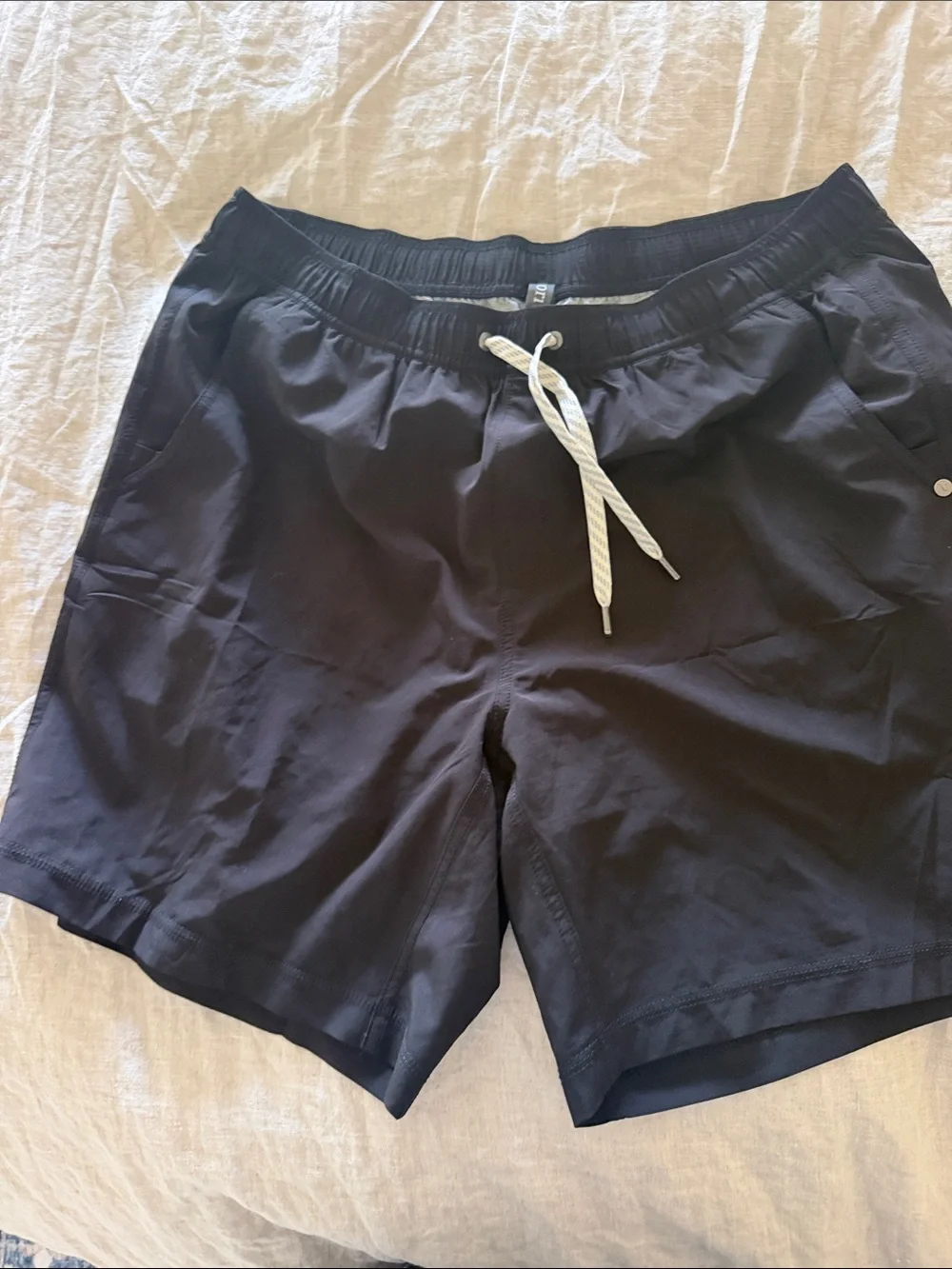 Vuori Black Lined Men's Shorts 7” inseam Kore with White Drawstring